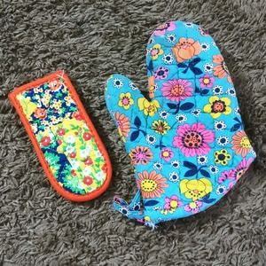 Vtg Groovey Floral Oven Mitt and Pot Handle Holder (lb)